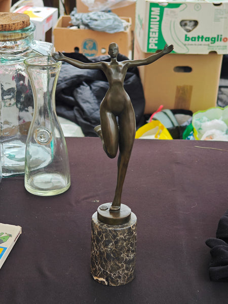 #5006 - Modern bronze sculpture of a cheerful lady